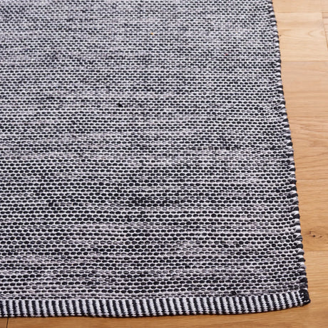 Safavieh Montauk 4'-0" x 6'-0" Rug in Black / Ivory