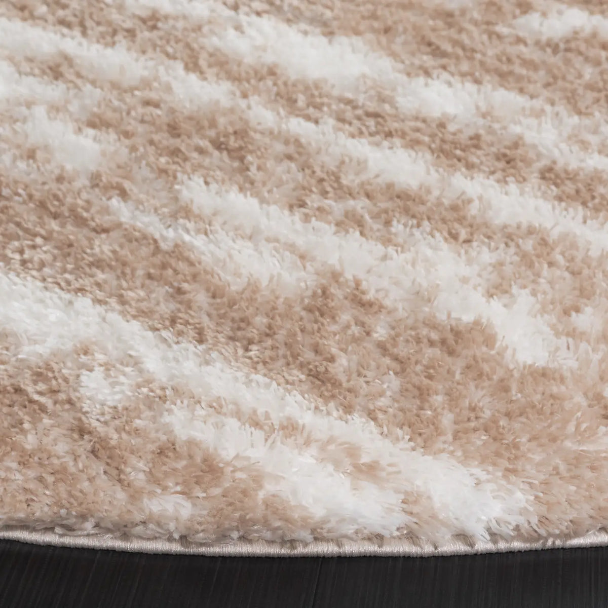 Safavieh Tahoe Shag 6'-7" x 6'-7" Rug in Ivory / Gold