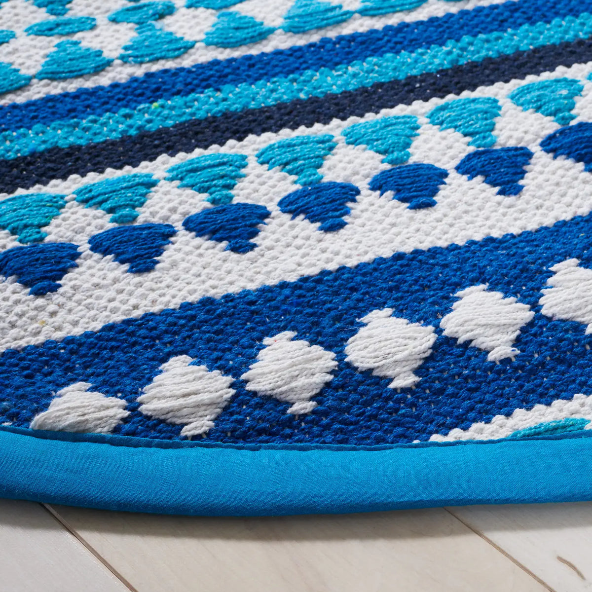 Safavieh Montauk 6'-0" x 6'-0" Rug in Blue / Ivory