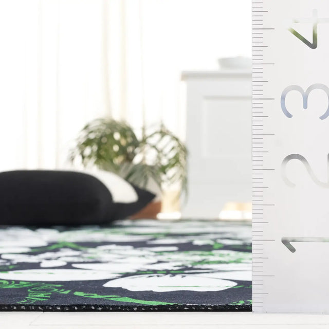 Safavieh Malibu 4'-0" x 6'-0" Rug in Black / Green