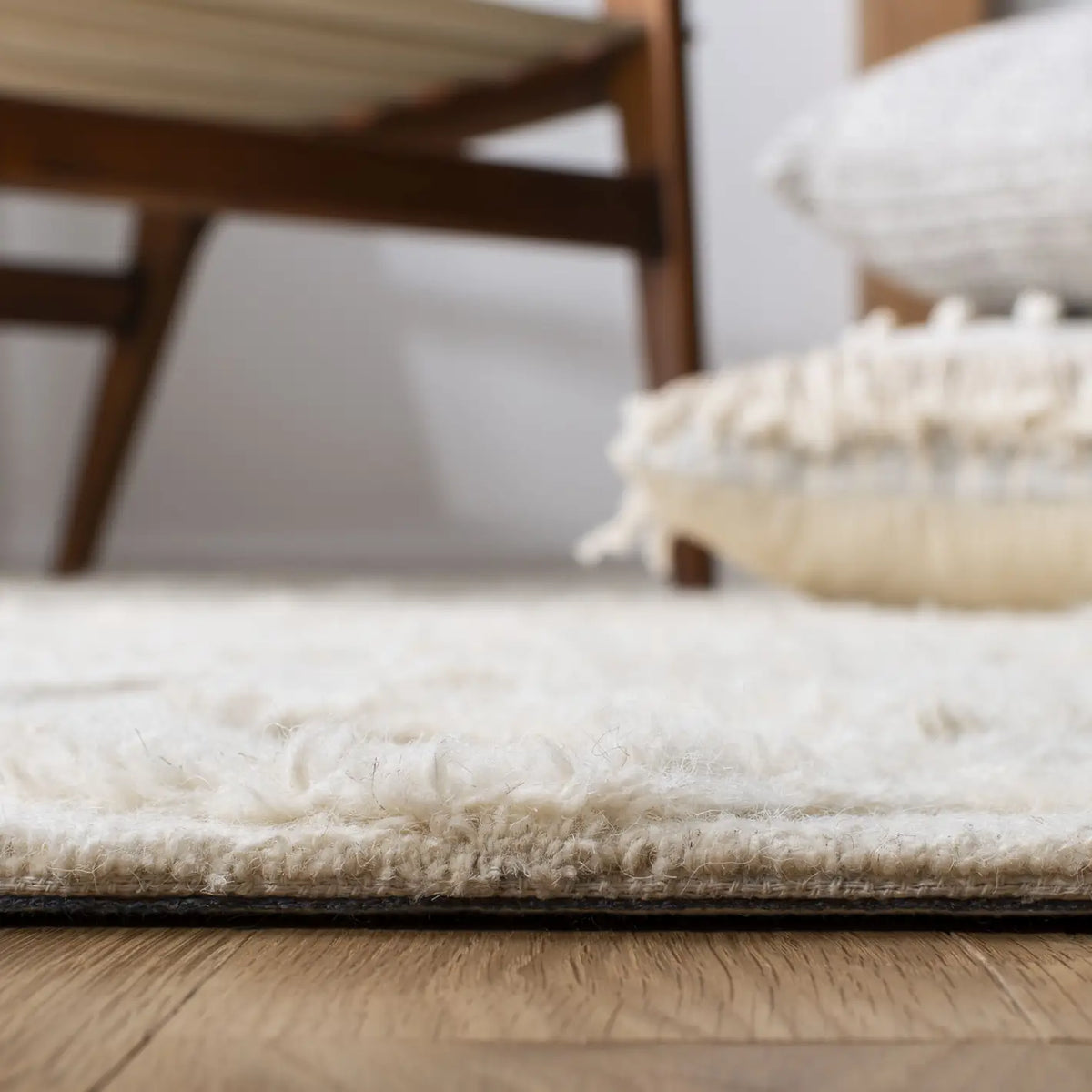 Safavieh Casablanca 4'-0" x 6'-0" Rug in Ivory