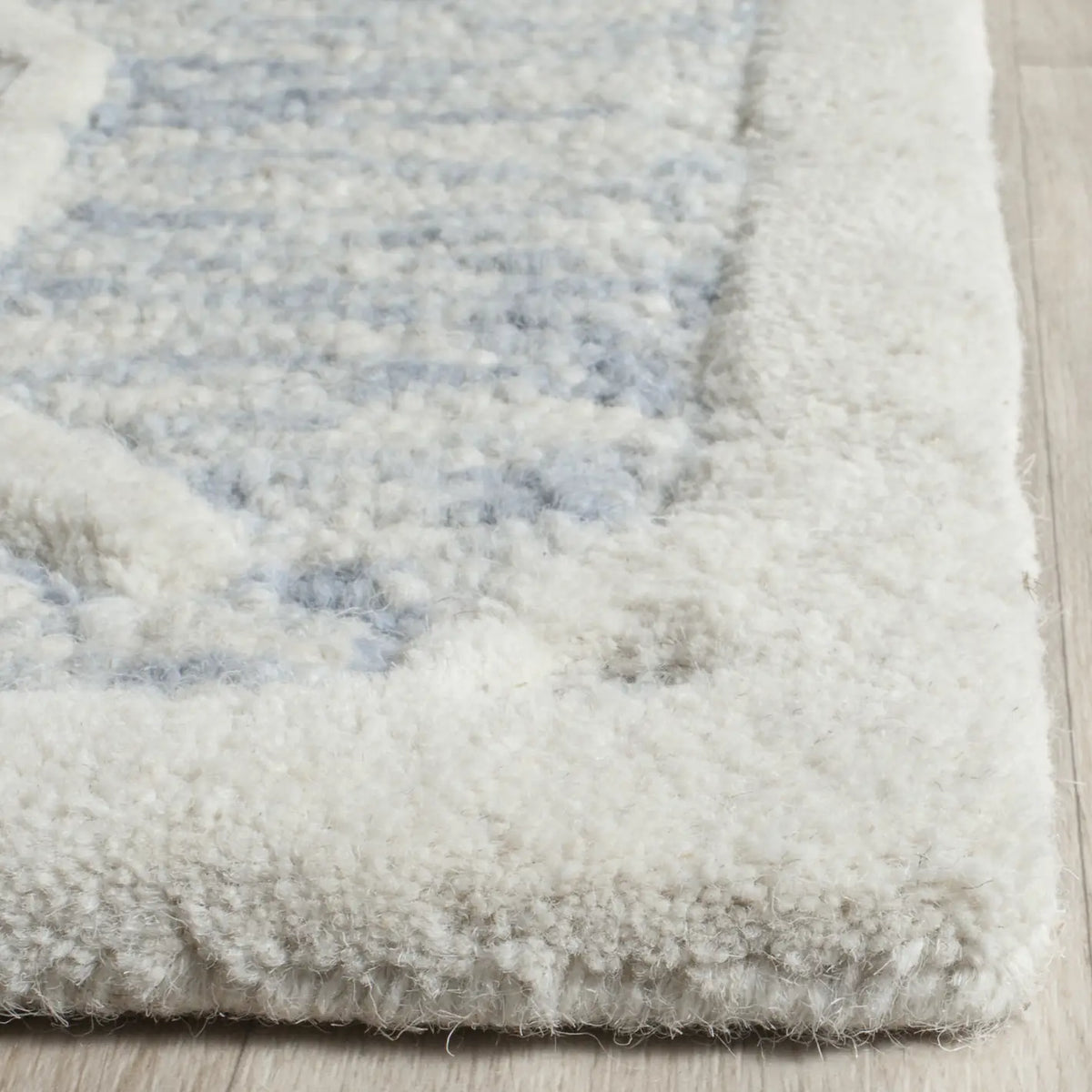 Safavieh Cambridge 4'-0" x 6'-0" Rug in Light Blue / Ivory