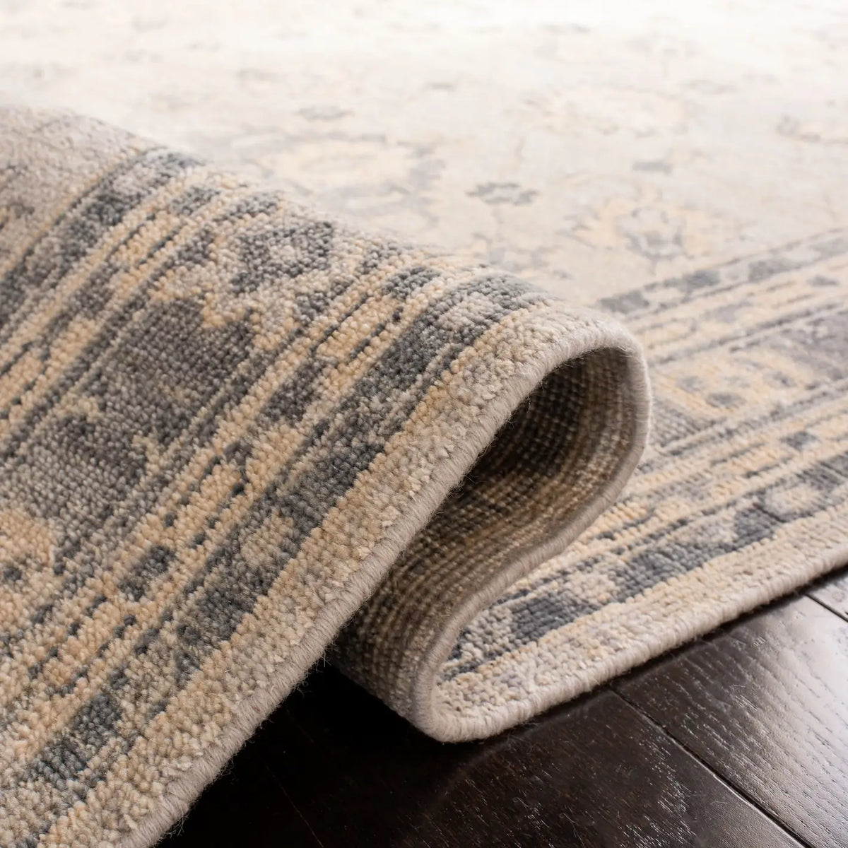 Safavieh Oushak 6'-0" x 9'-0" Rug in Silver