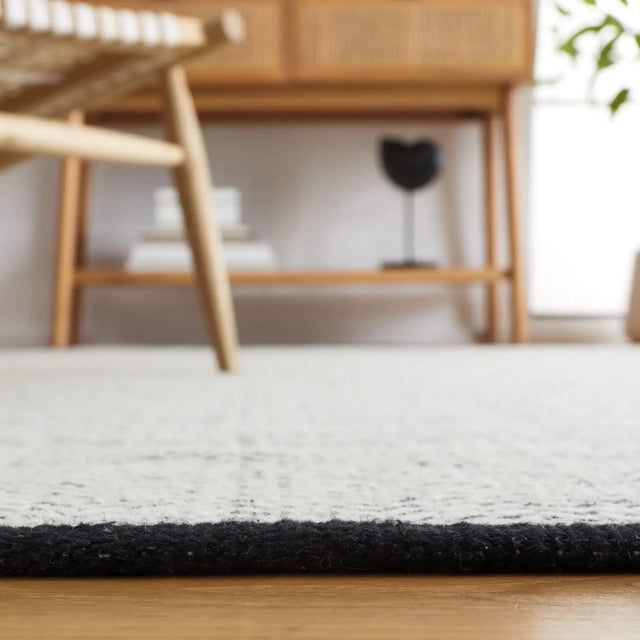 Safavieh Vermont 4'-0" x 6'-0" Rug in Black / Ivory