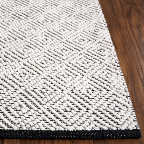 Safavieh Vermont 4'-0" x 6'-0" Rug in Ivory / Black