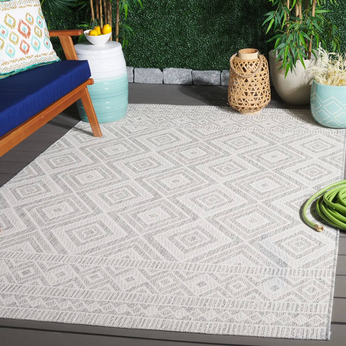 Safavieh Courtyard 4'-0" x 5'-7" Rug in Ivory / Light Grey