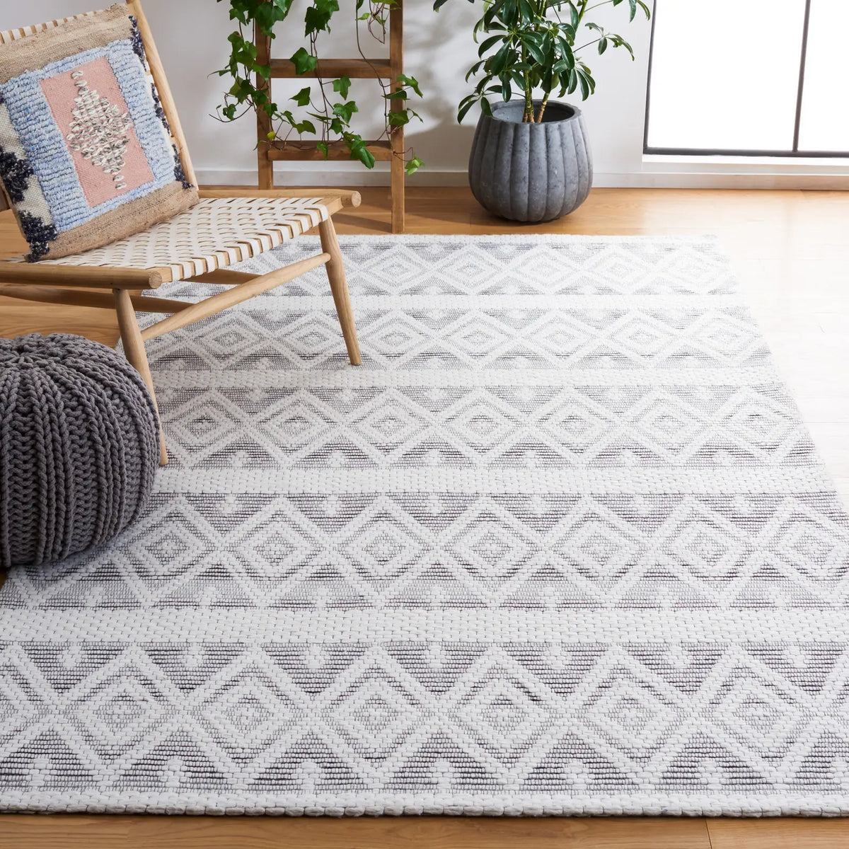 Safavieh Marbella 4'-0" x 6'-0" Rug in Ivory / Black