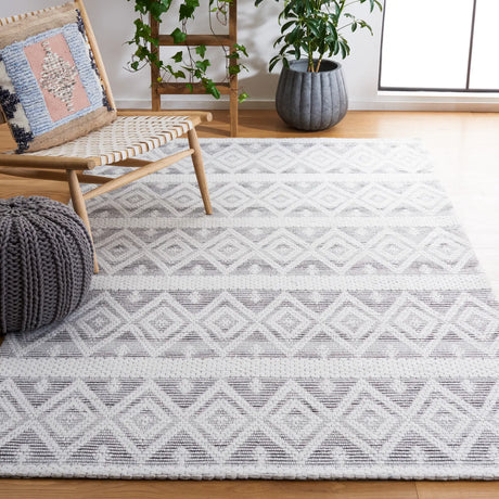 Safavieh Marbella 4'-0" x 6'-0" Rug in Ivory / Black
