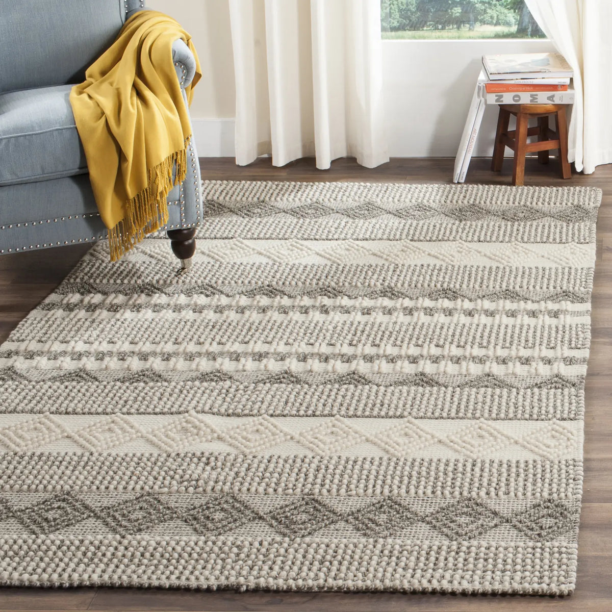 Safavieh Natura 4'-0" x 6'-0" Rug in Grey / Ivory