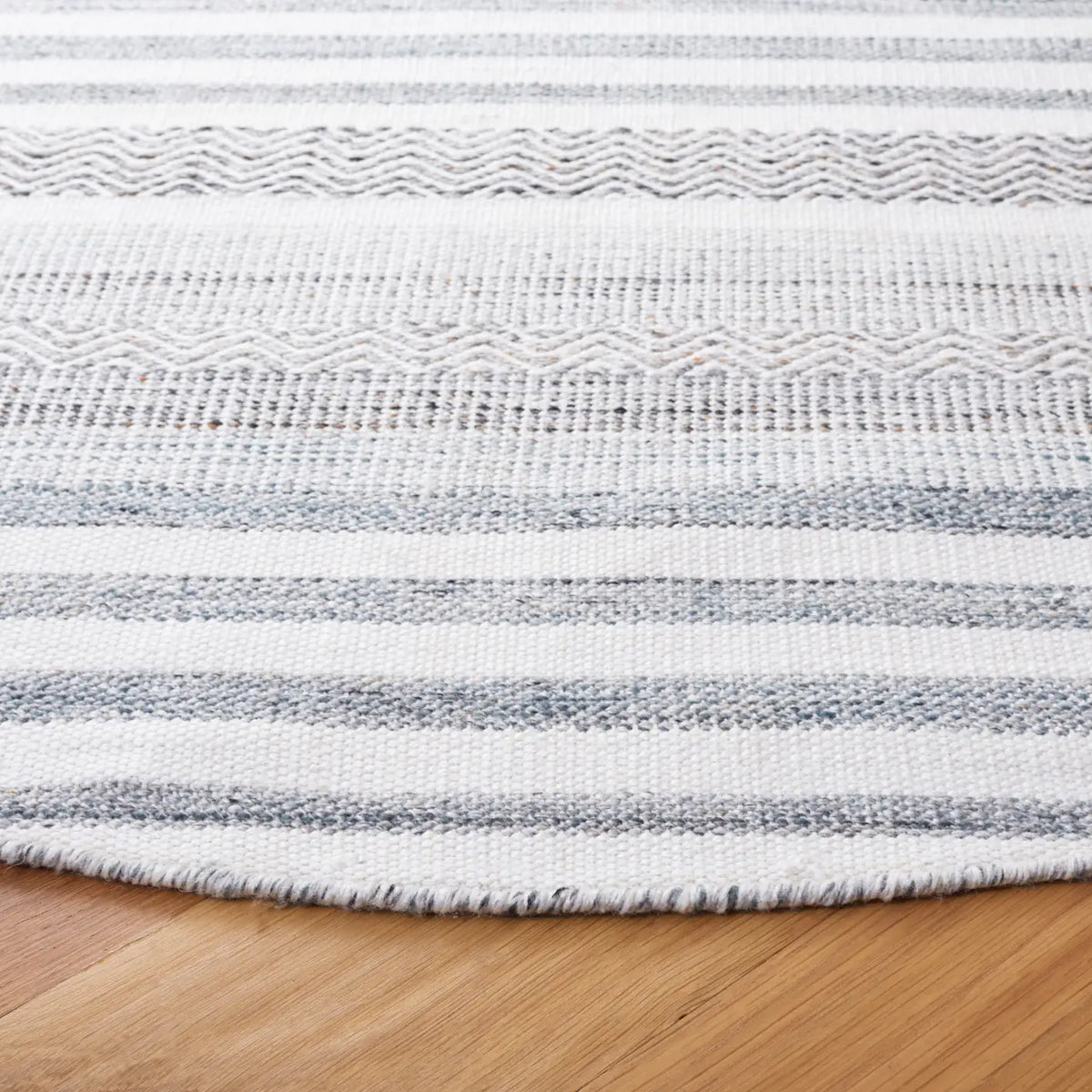 Safavieh Kilim 6'-0" x 6'-0" Rug in Ivory / Grey