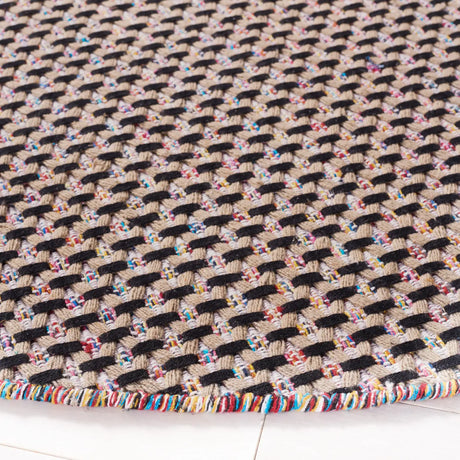 Safavieh Montauk 6'-0" x 6'-0" Rug in Beige / Black