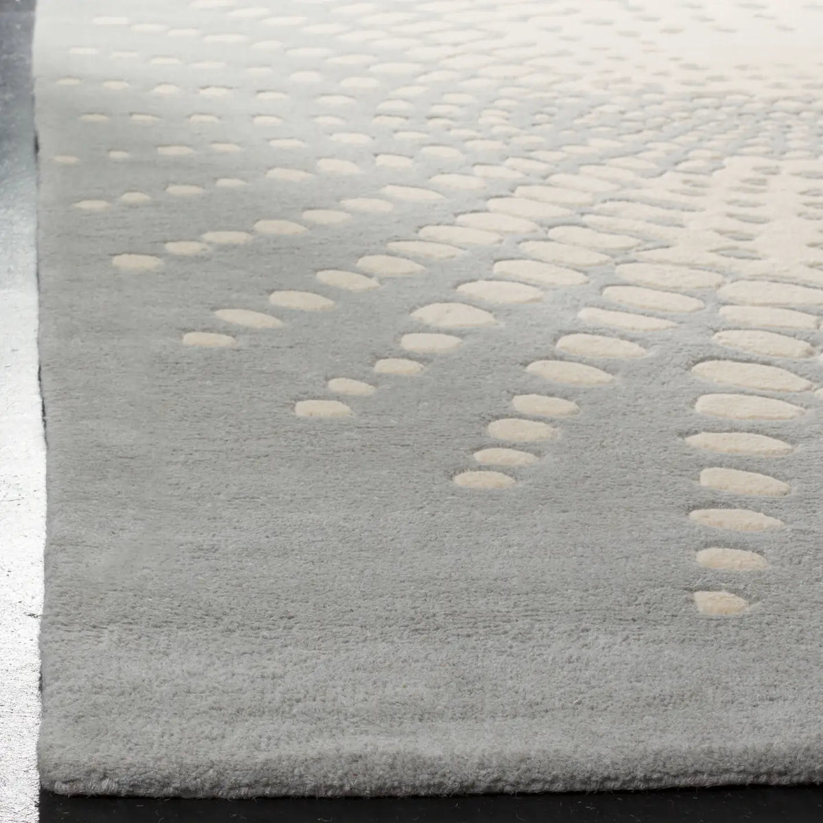 Safavieh Soho 5'-0" x 8'-0" Rug in Blue / Ivory