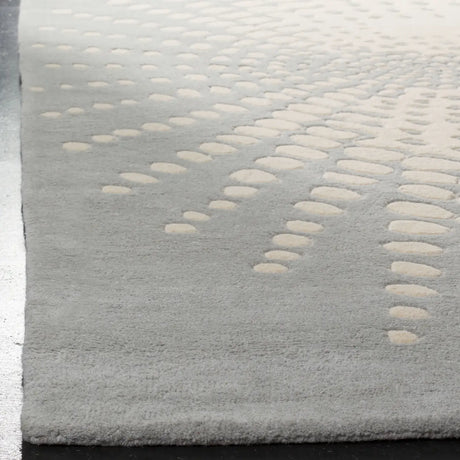 Safavieh Soho 5'-0" x 8'-0" Rug in Blue / Ivory