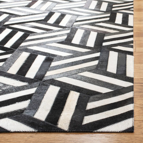 Safavieh Studio Leather 4'-0" x 6'-0" Rug in Ivory / Black