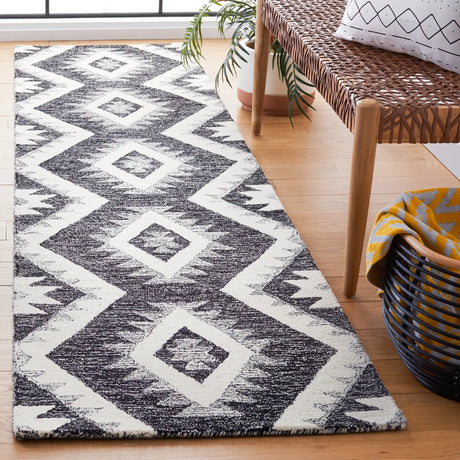 Safavieh Casablanca 2'-3" x 9'-0" Rug in Ivory / Black