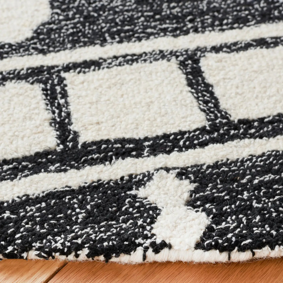 Safavieh Capri 6'-0" x 6'-0" Rug in Black / Ivory