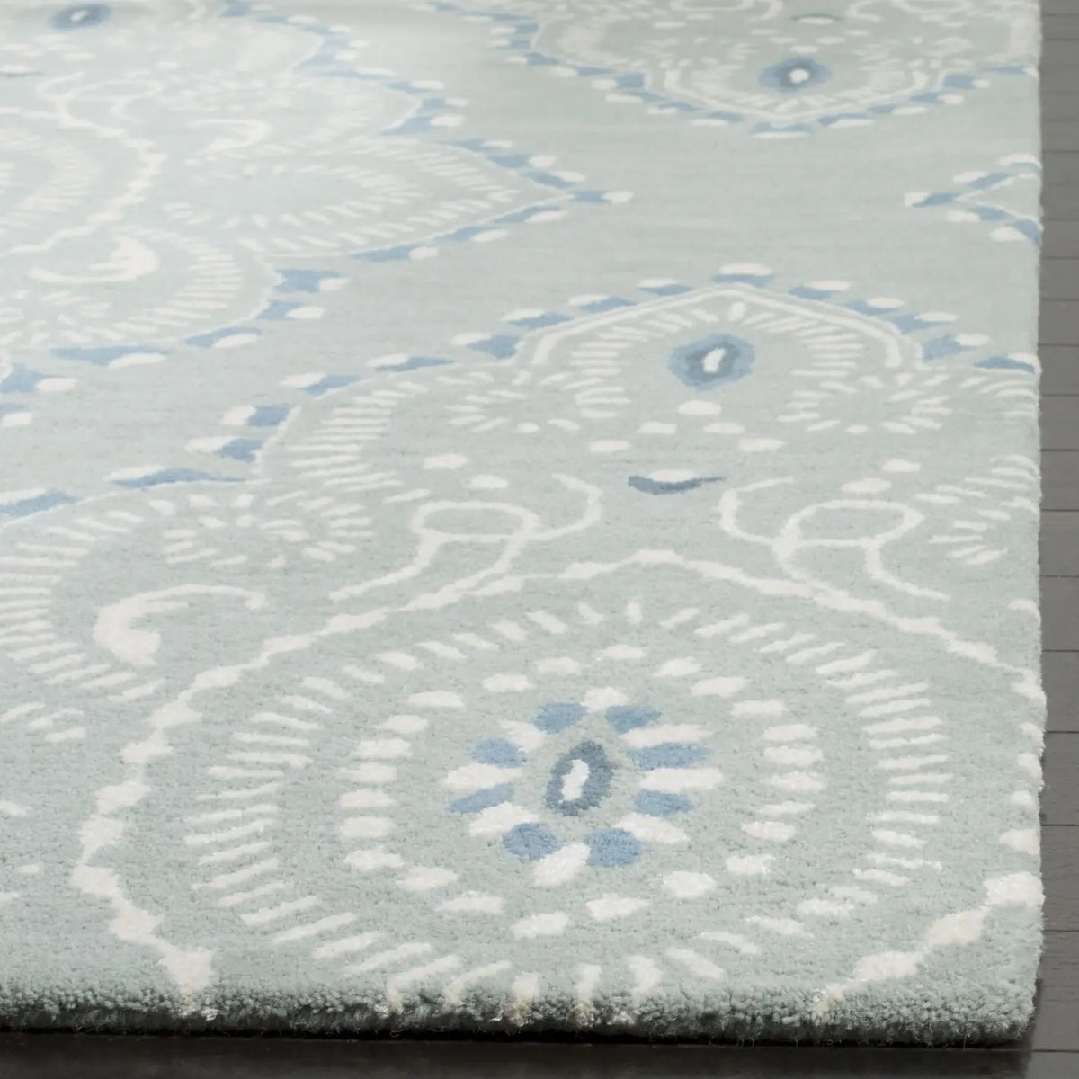 Safavieh Wyndham 4'-0" x 6'-0" Rug in Blue / Ivory