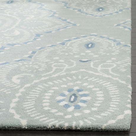 Safavieh Wyndham 4'-0" x 6'-0" Rug in Blue / Ivory