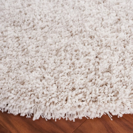 Safavieh Luxe Shag 6'-0" x 6'-0" Rug in White