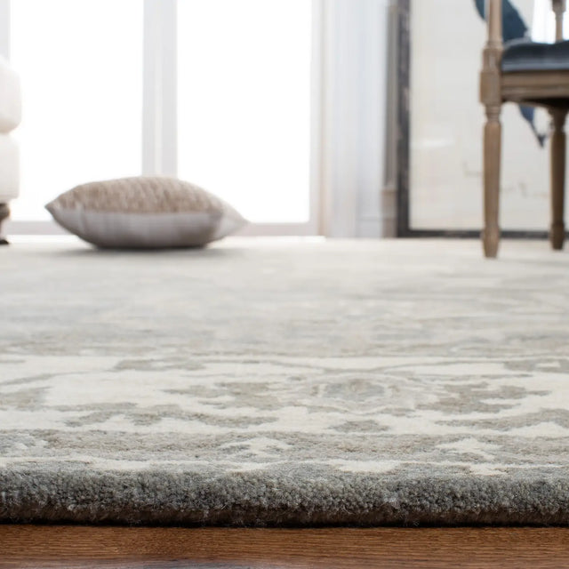 Safavieh Royalty 8'-0" x 10'-0" Rug in Grey / Cream