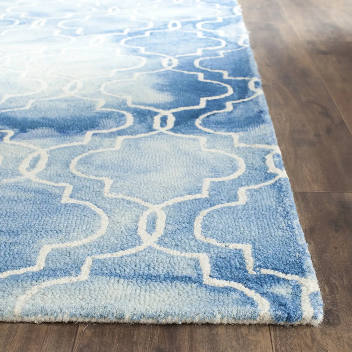 Safavieh Dip Dye 4'-0" x 6'-0" Rug in Blue / Ivory