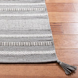 Safavieh Montauk 5'-0" x 8'-0" Rug in Grey / Ivory