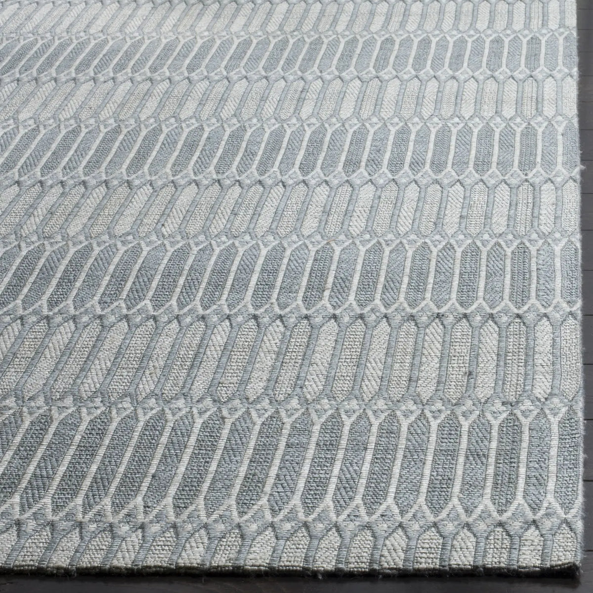 Safavieh Marbella 5'-0" x 8'-0" Rug in Silver