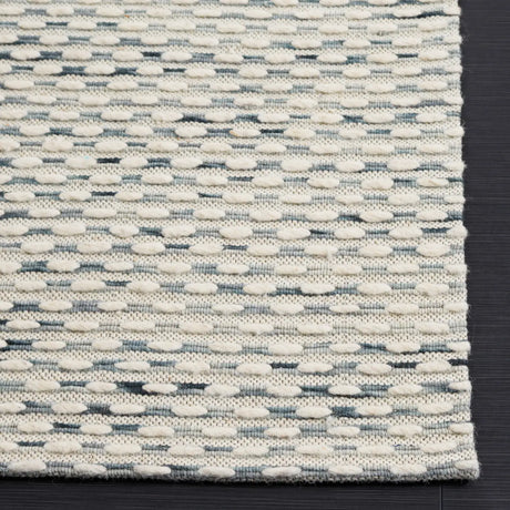 Safavieh Marbella 4'-0" x 6'-0" Rug in Beige / Blue