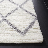 Safavieh Vermont 4'-0" x 6'-0" Rug in Ivory / Grey