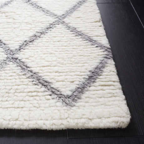 Safavieh Vermont 4'-0" x 6'-0" Rug in Ivory / Grey