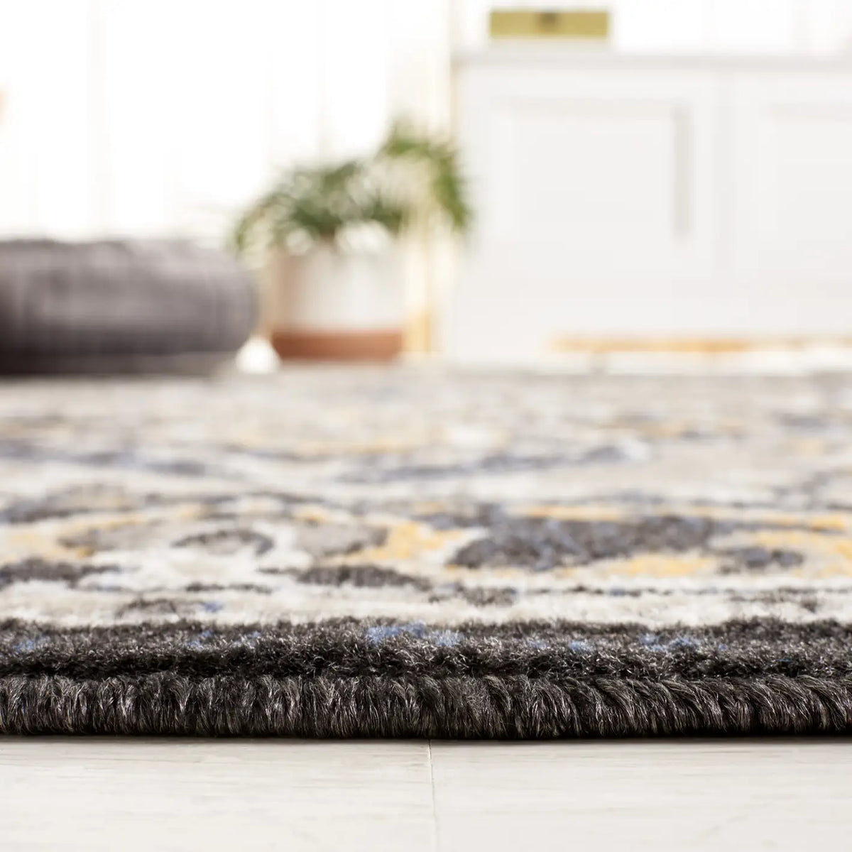 Safavieh Pyramid 4'-5" x 6'-5" Rug in Grey / Navy Gold