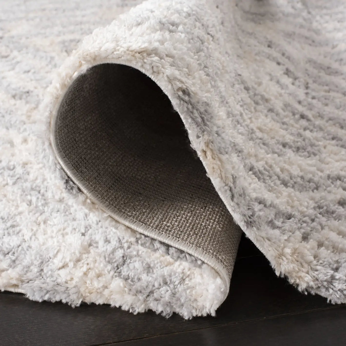 Safavieh Berber Shag 200 5'-3" x 7'-6" Rug in Cream / Grey
