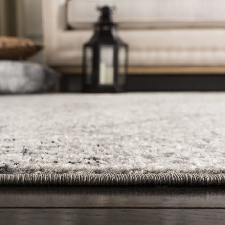 Safavieh Madison 4'-0" x 6'-0" Rug in Grey / Ivory