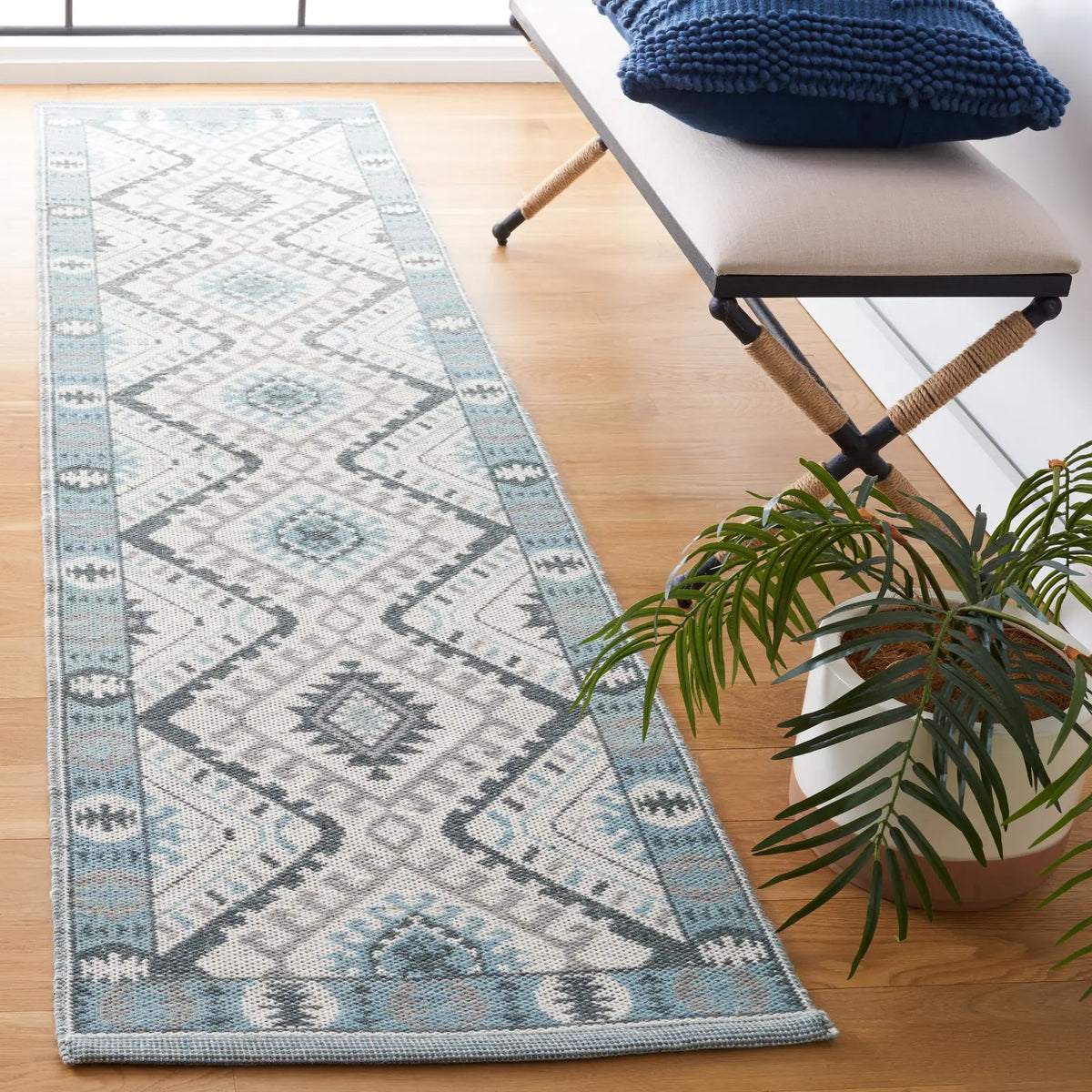 Safavieh Kilim 2'-3" x 9'-0" Rug in Ivory / Blue