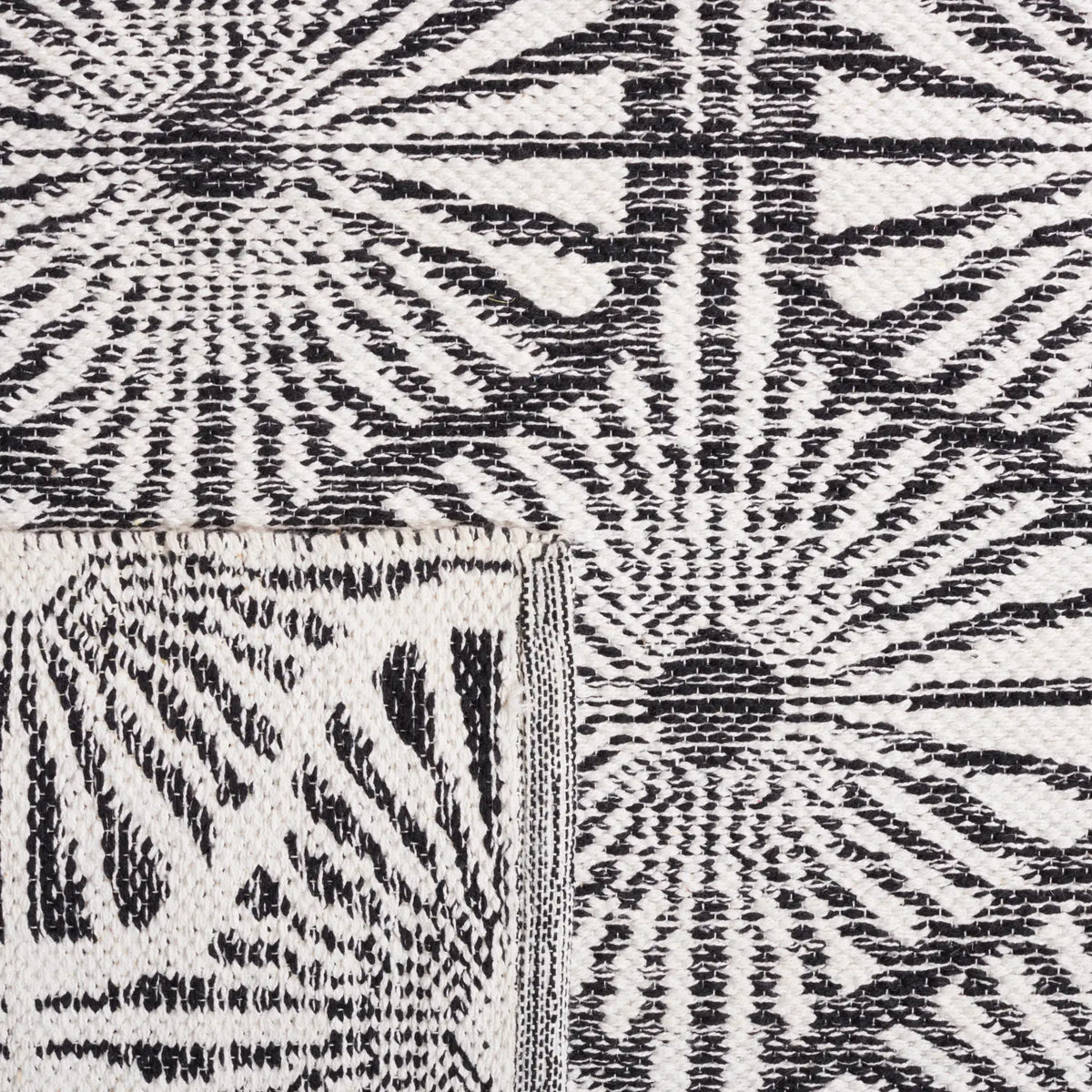 Safavieh Montauk 5'-0" x 8'-0" Rug in Black / Ivory