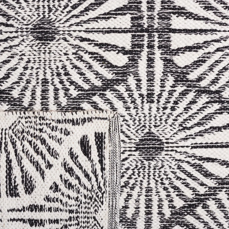 Safavieh Montauk 5'-0" x 8'-0" Rug in Black / Ivory