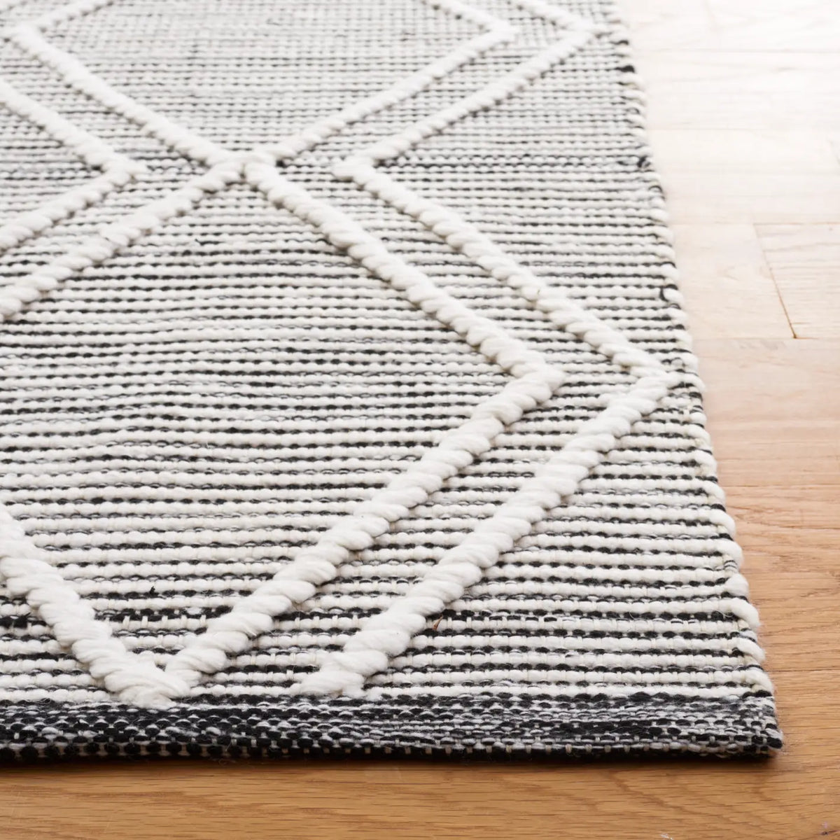 Safavieh Kilim 4'-0" x 6'-0" Rug in Black / Ivory