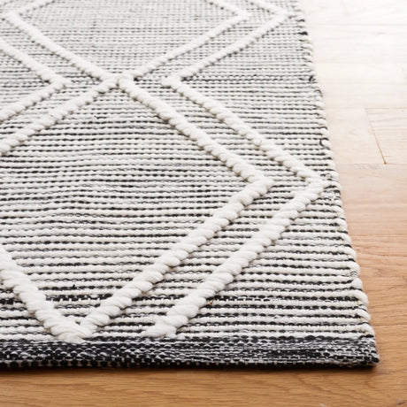 Safavieh Kilim 4'-0" x 6'-0" Rug in Black / Ivory