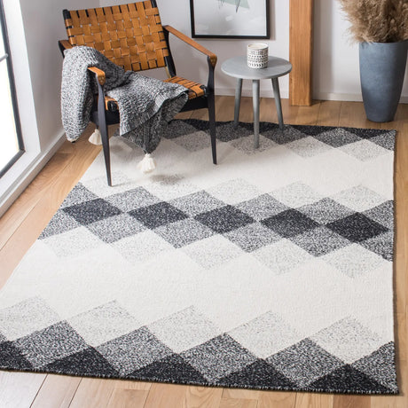 Safavieh Kilim 4'-0" x 6'-0" Rug in Black / Ivory