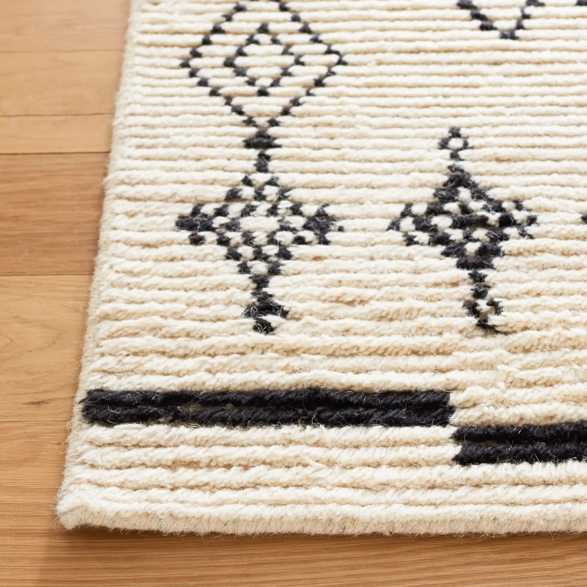 Safavieh Kenya 6'-0" x 9'-0" Rug in Ivory / Black
