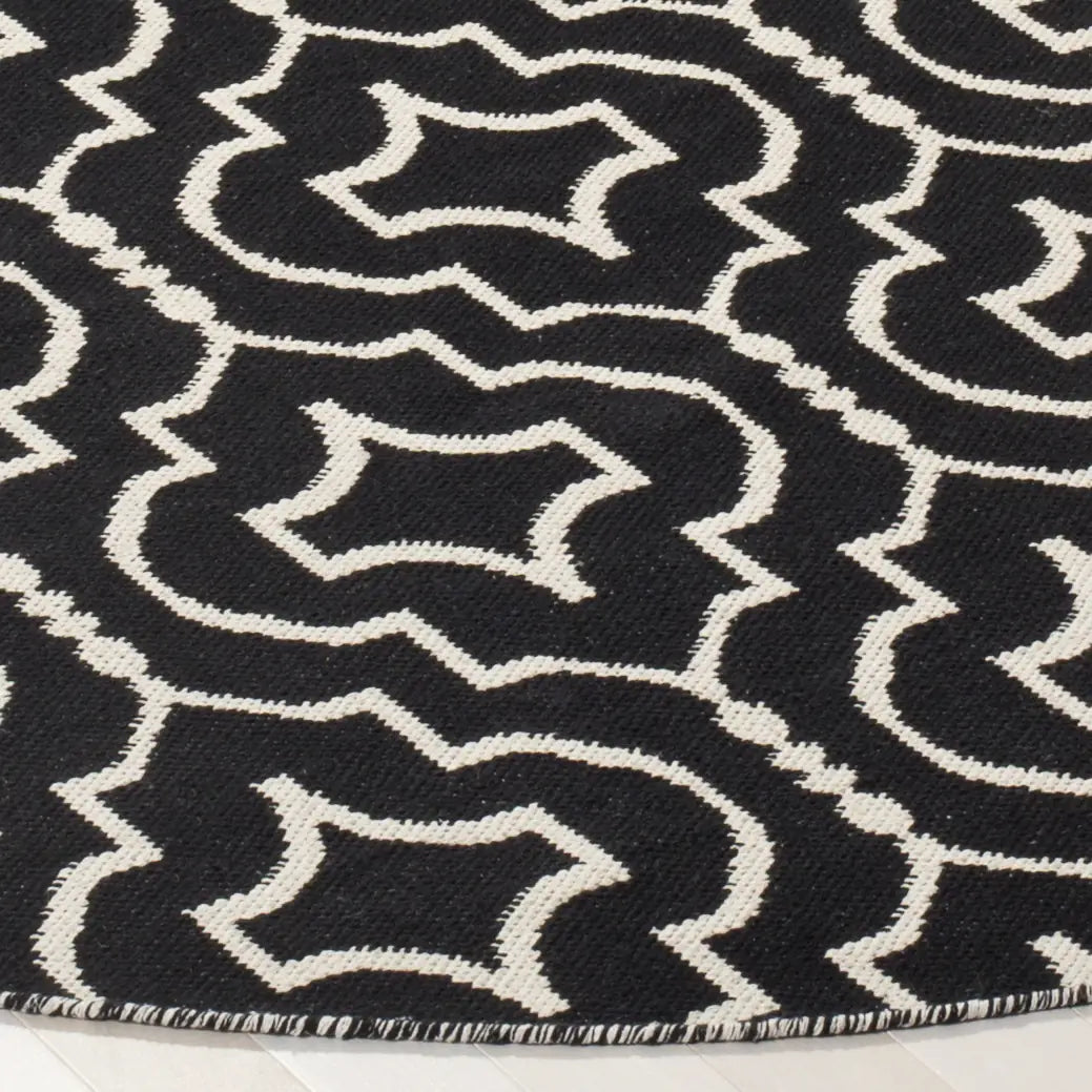 Safavieh Montauk 6'-0" x 6'-0" Rug in Black / Ivory