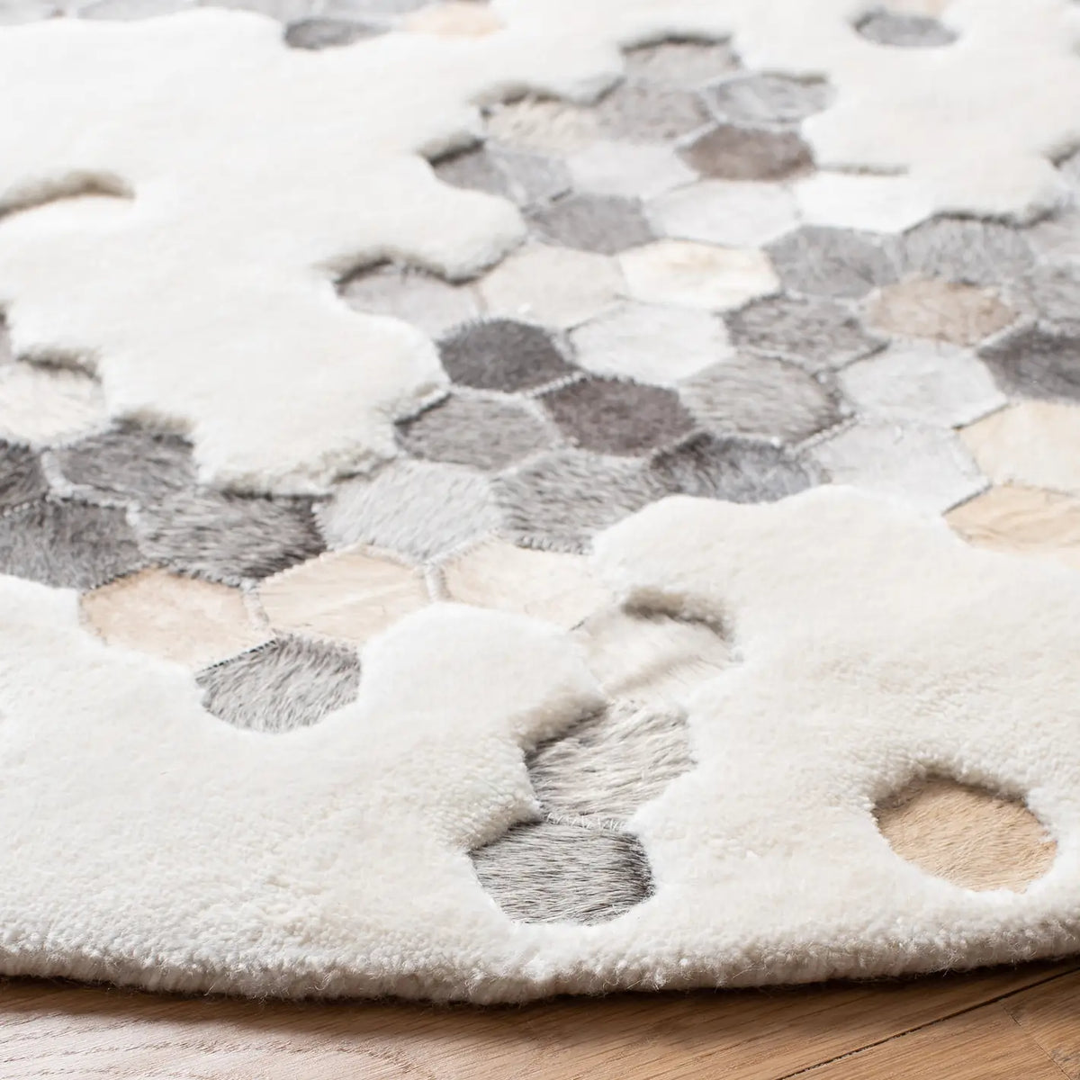 Safavieh Manhattan 6'-0" x 6'-0" Rug in Ivory