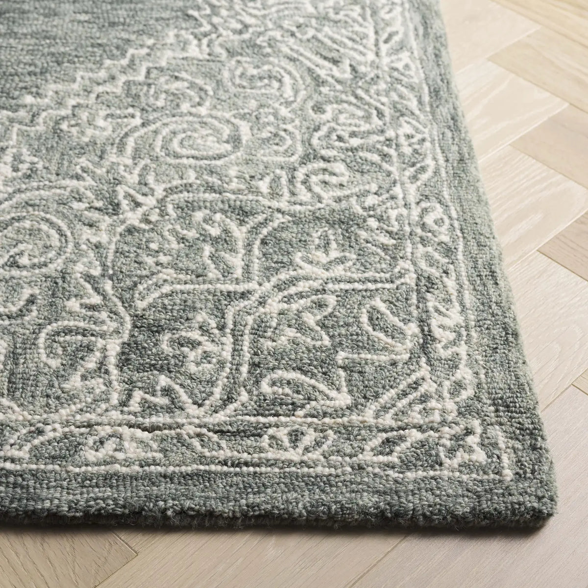 Safavieh Metro 4'-0" x 6'-0" Rug in Green / Ivory