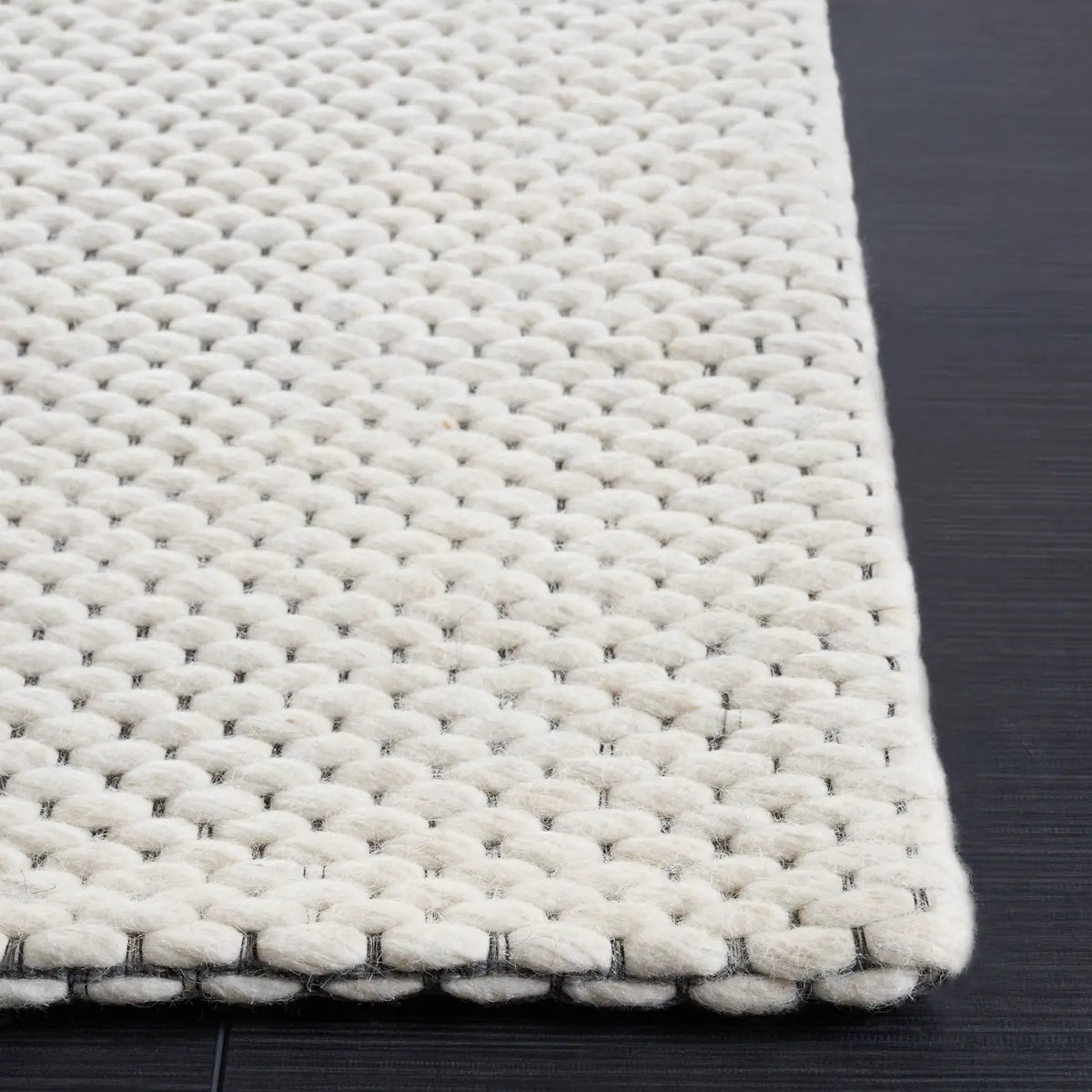 Safavieh Marbella 4'-0" x 6'-0" Rug in Ivory