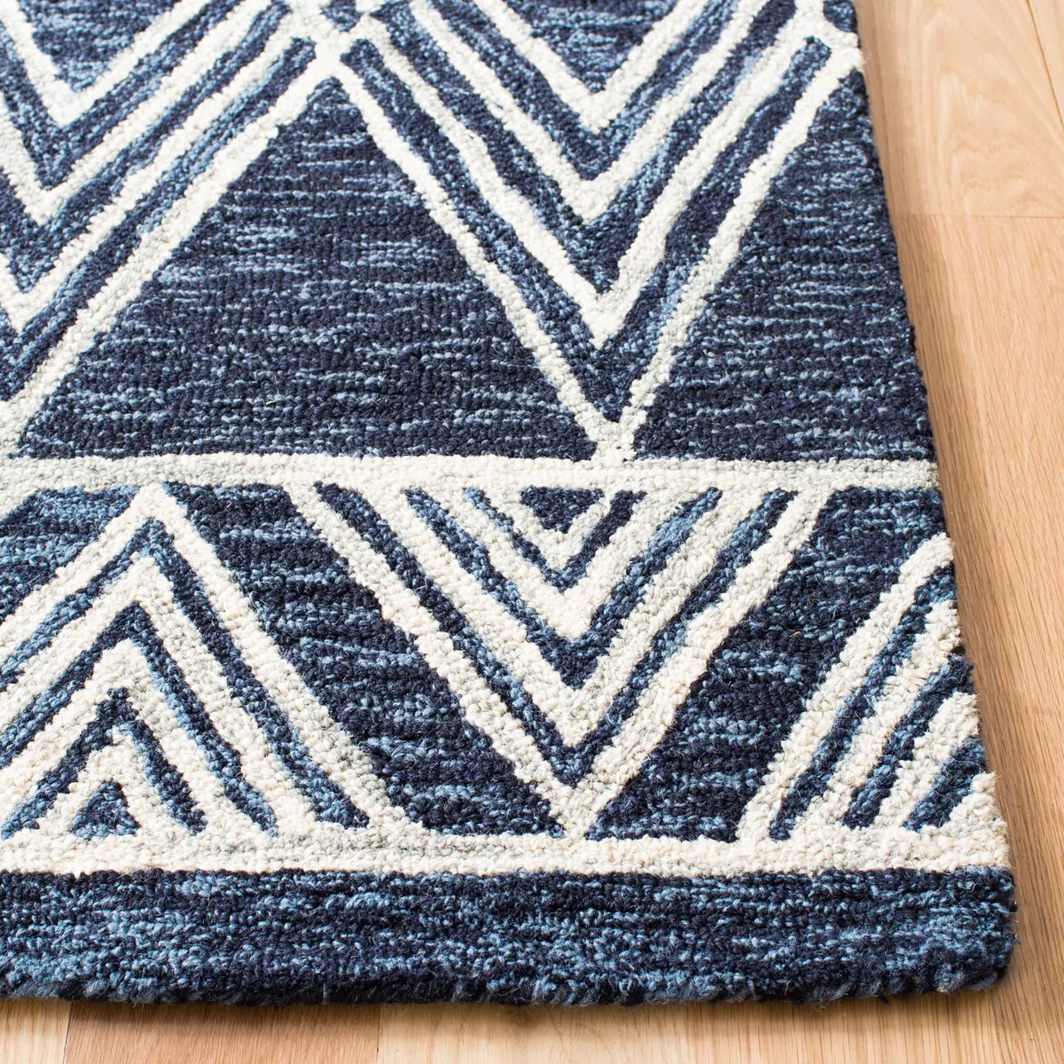 Safavieh Micro-Loop 5'-0" x 8'-0" Rug in Navy / Ivory