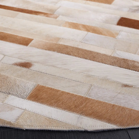 Safavieh Studio Leather 6'-0" x 6'-0" Rug in Tan / Ivory
