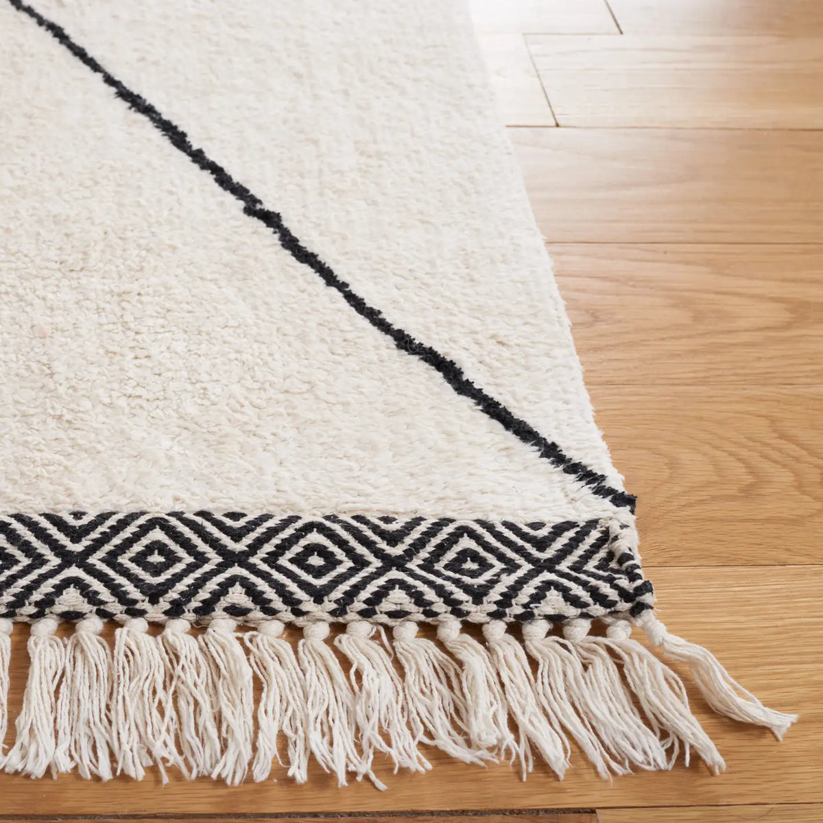Safavieh Easy Care 5'-0" x 8'-0" Rug in Ivory / Black
