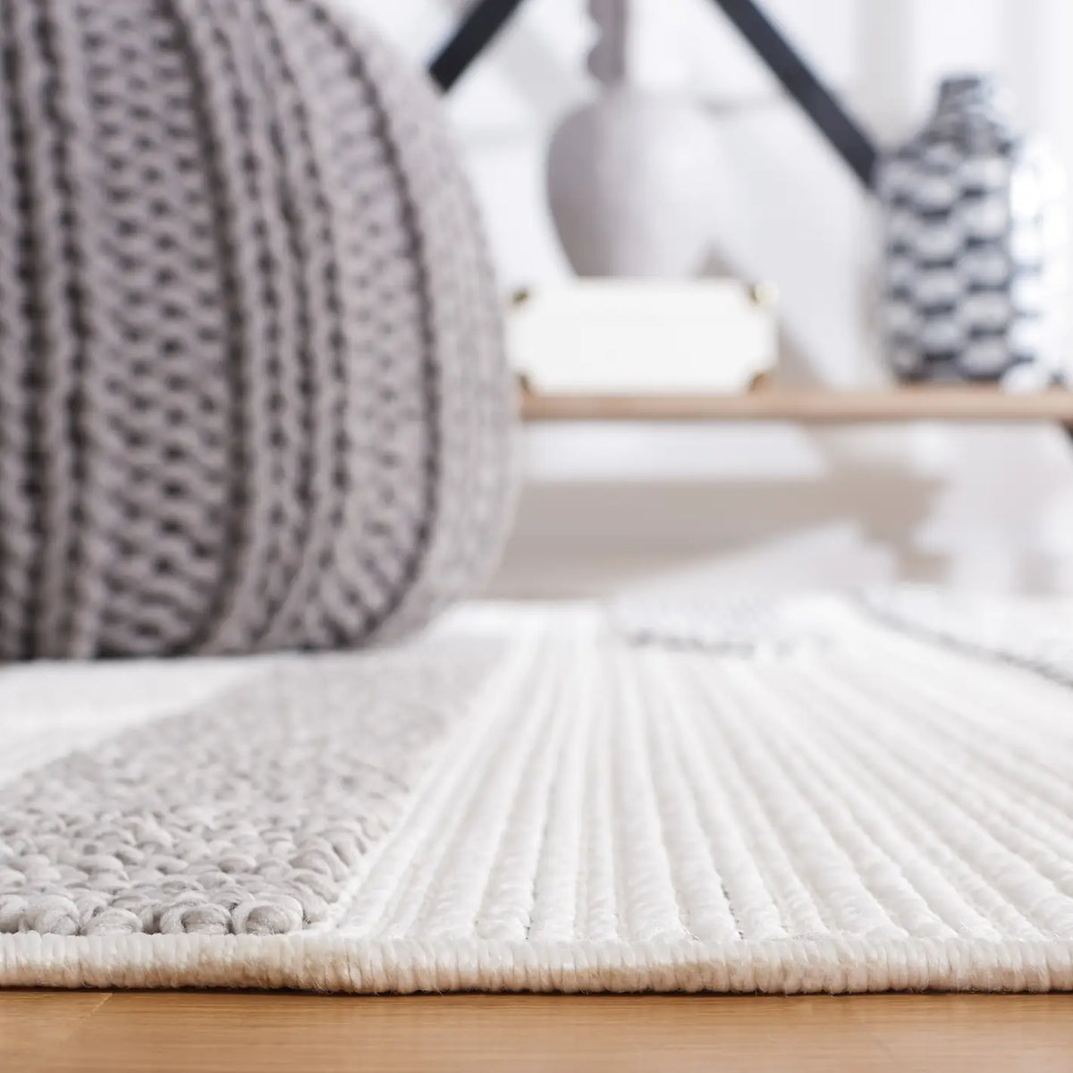 Safavieh Lotus 4'-0" x 6'-0" Rug in Ivory / Dark Grey