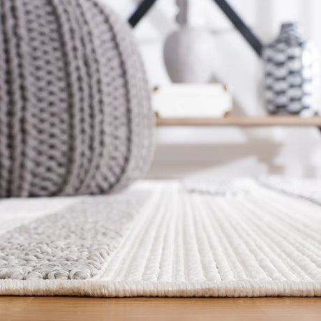 Safavieh Lotus 4'-0" x 6'-0" Rug in Ivory / Dark Grey