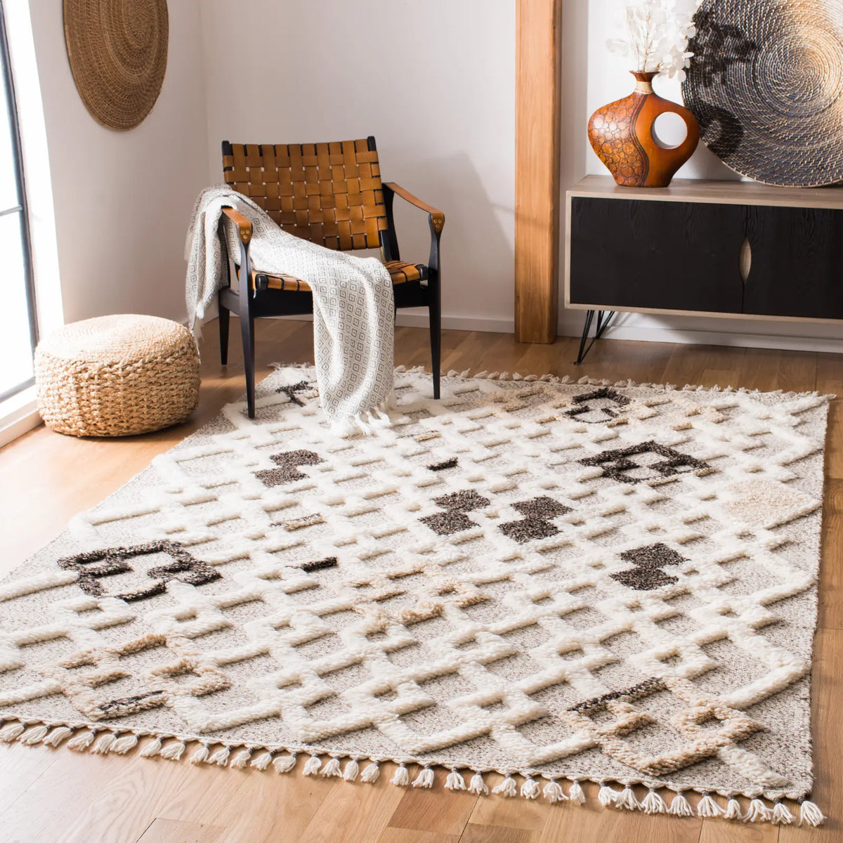 Safavieh Casablanca 5'-0" x 8'-0" Rug in Beige